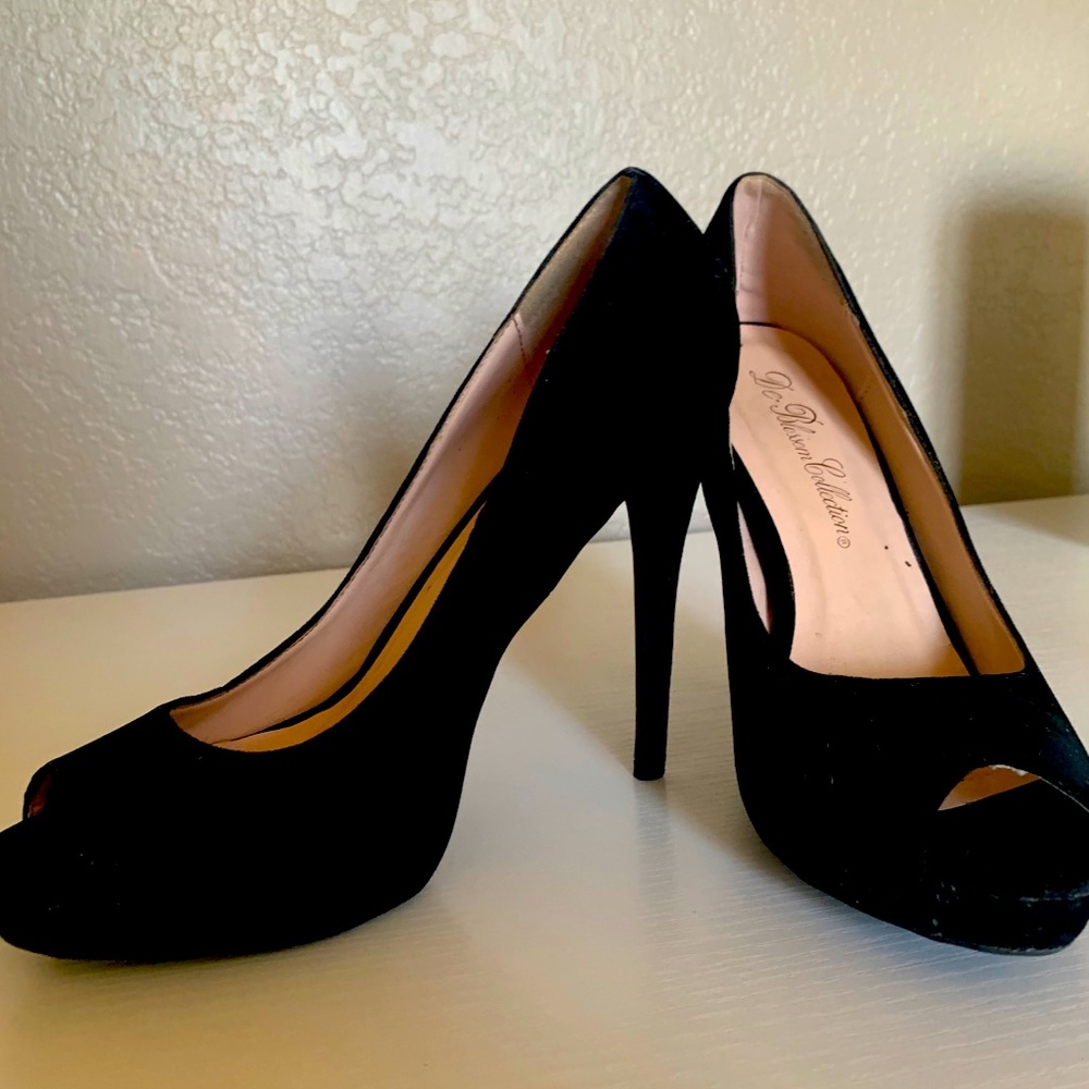 Black peep toe pumps